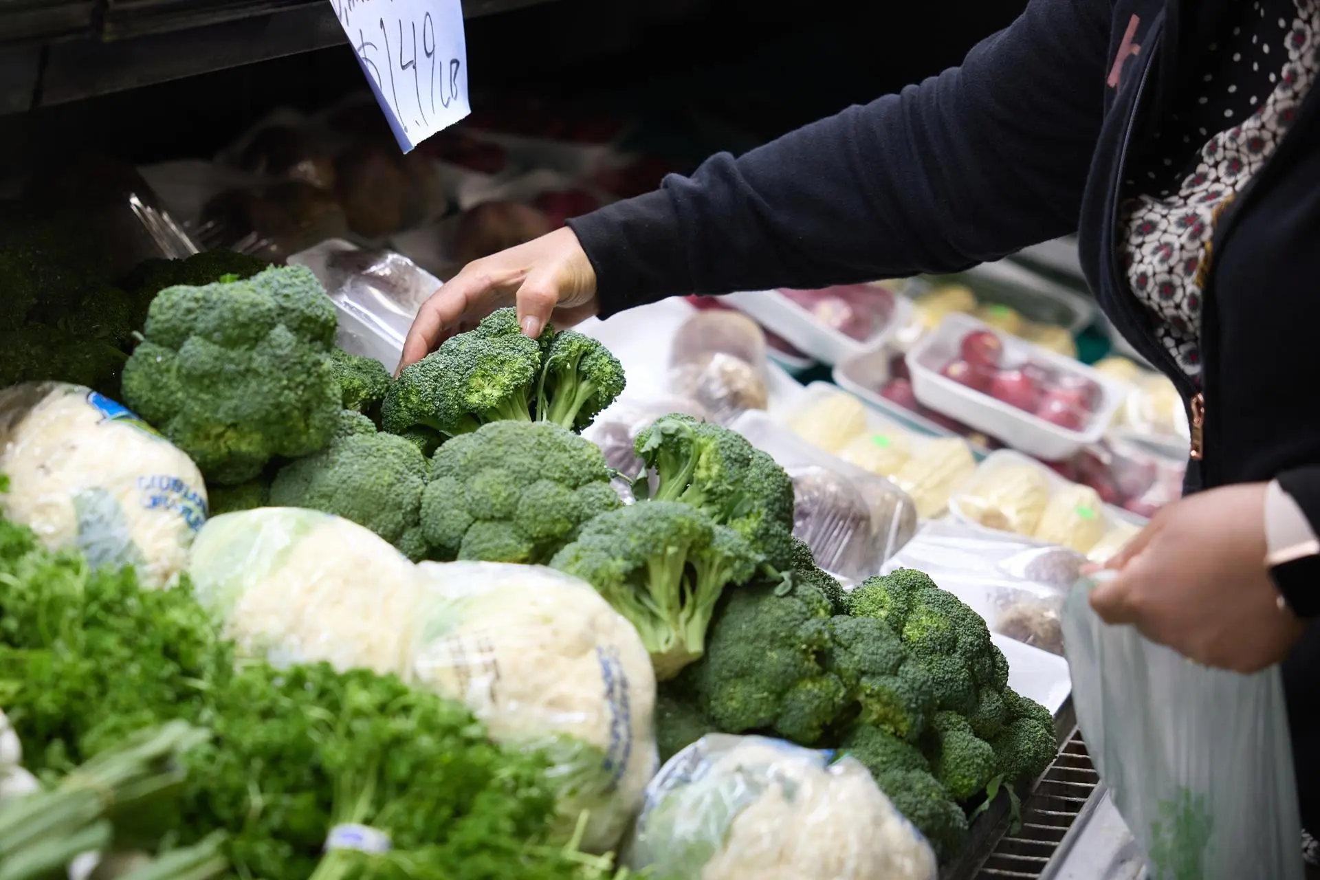 Alimentação saudável e outros hábitos na juventude moldam saúde do coração na velhice.