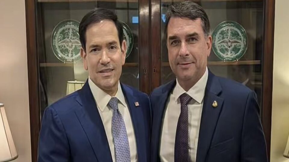 Flávio Bolsonaro retorna à Casa Branca e se reúne com J.D. Vance e Marco Rubio