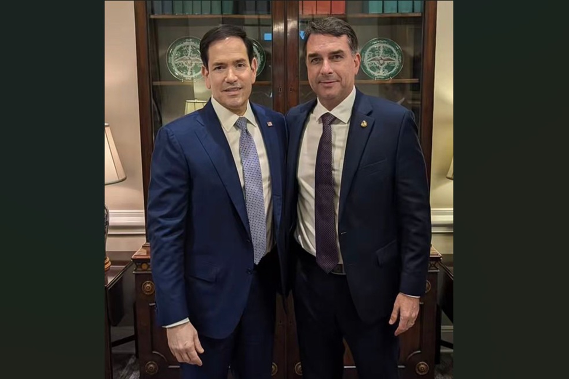 O senador Flávio Bolsonaro durante encontro com o secretário de Estado dos EUA, Marco Rubio, nesta quarta (27).