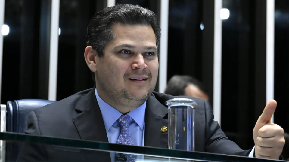 Alcolumbre promulga liberação de repasses a municípios em ano eleitoral