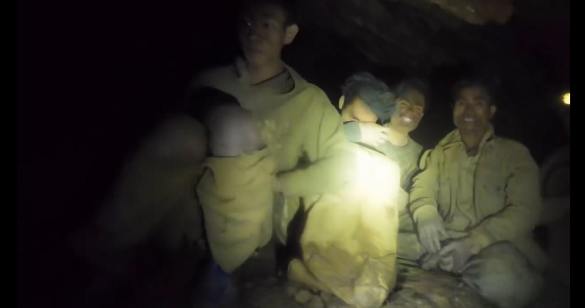 Imagem divulgada pelo socorrista Jakkrit Tangtang durante a operação de resgate na caverna em Long Chaeng, no centro do Laos.