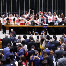 Câmara aprova PEC que acaba com escala 6×1 e reduz jornada para 40h Imagem referente a matéria