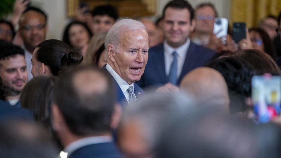 Esposa diz que achou que Biden estava tendo um AVC no debate com Trump em 2024