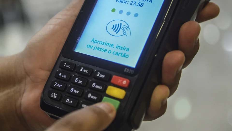 Endividamento das famílias se mantém enquanto juros sobem e bancos ofertam mais crédito.