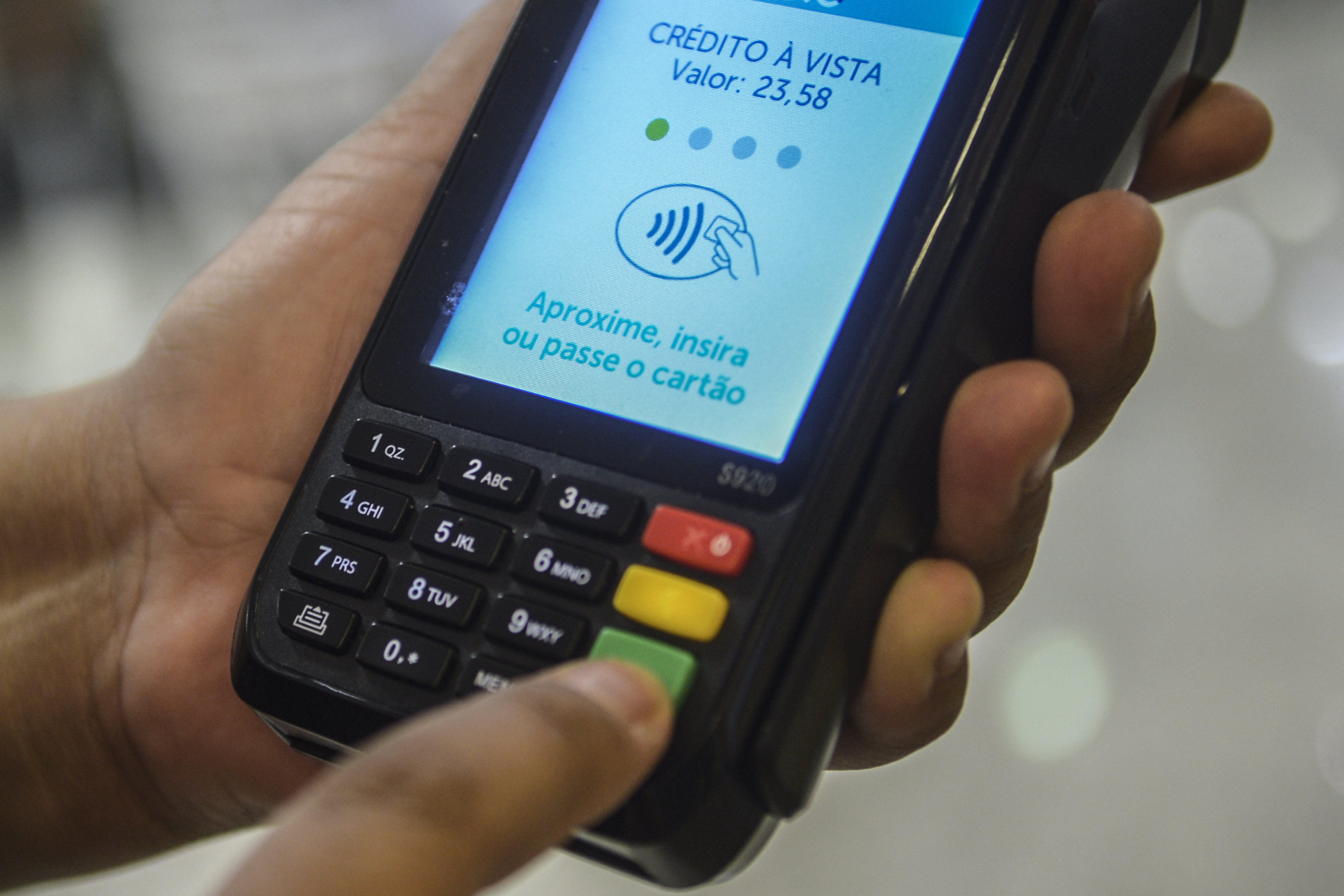 Endividamento das famílias se mantém enquanto juros sobem e bancos ofertam mais crédito.