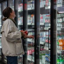 Mulher faz compras em supermercado em Nova York, maior cidade dos EUA Imagem referente a matéria