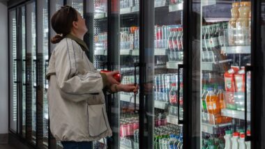Mulher faz compras em supermercado em Nova York, maior cidade dos EUA Imagem referente a matéria