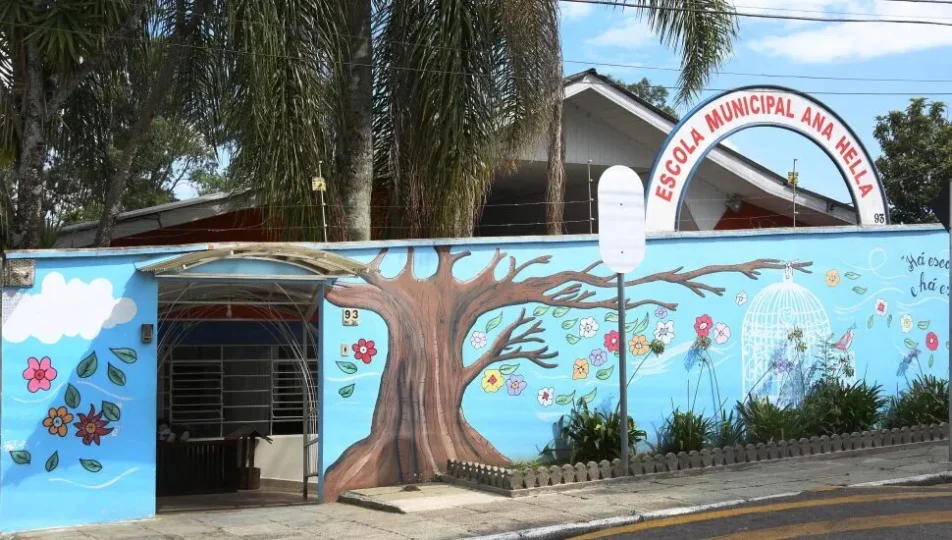Sistema de reconhecimento facial em escolas municipais de Curitiba pode avançar na Câmara. Especialista alerta para riscos envolvendo dados de crianças e adolescentes.