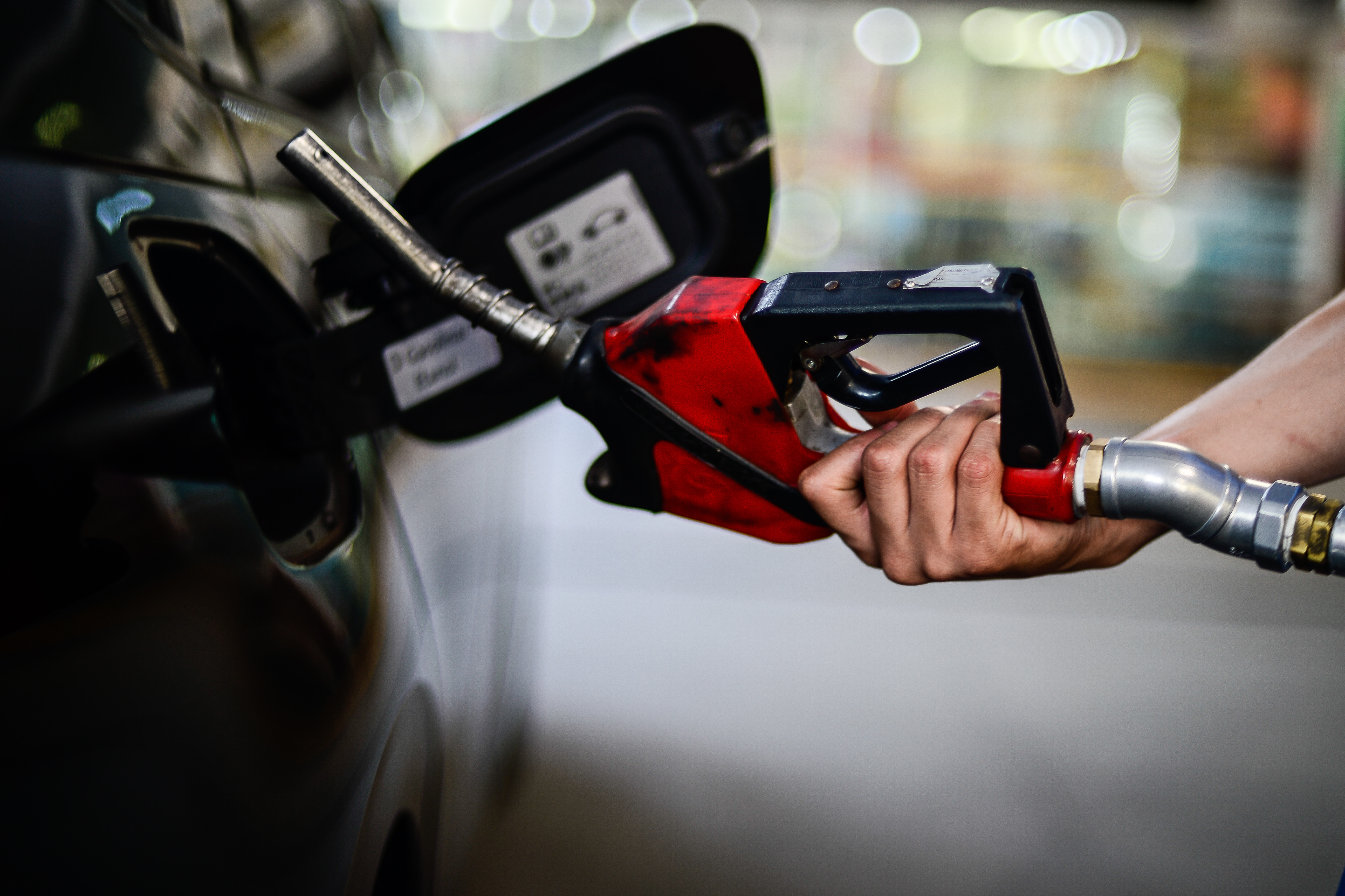 Petrobras anuncia aumento de R$ 0,48 na gasolina amortecido por subvenção de Lula