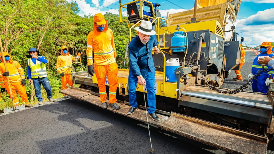 Presidente Luiz Inácio Lula da Silva (PT), durante visita às obras do Trecho Charlie da BR-319, em Borba - AM.
