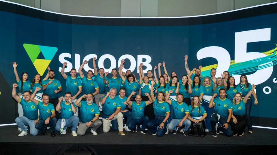 Equipe do Sicoob Três Fronteiras celebra os 25 anos da cooperativa em evento que marcou o lançamento da campanha “25 que premia”.