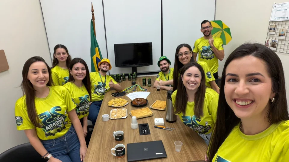 Colaboradores do Sicoob Três Fronteiras entram no clima da campanha “25 que premia” durante ação interna de celebração dos 25 anos da cooperativa.