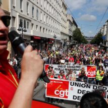 Protesto no Dia do Trabalho em Nice, na França, em 2019: país flexiblizou regras após adotar jornada reduzida.