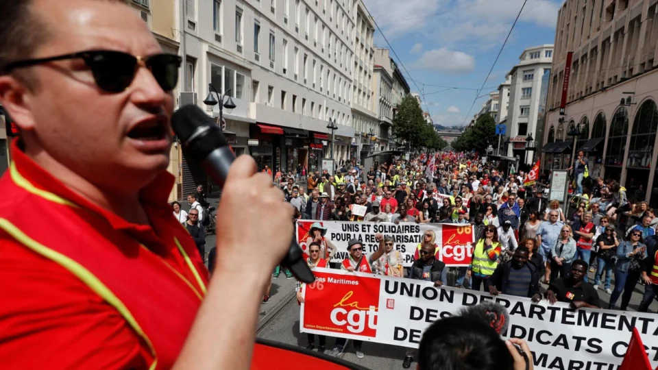 Protesto no Dia do Trabalho em Nice, na França, em 2019: país flexiblizou regras após adotar jornada reduzida.