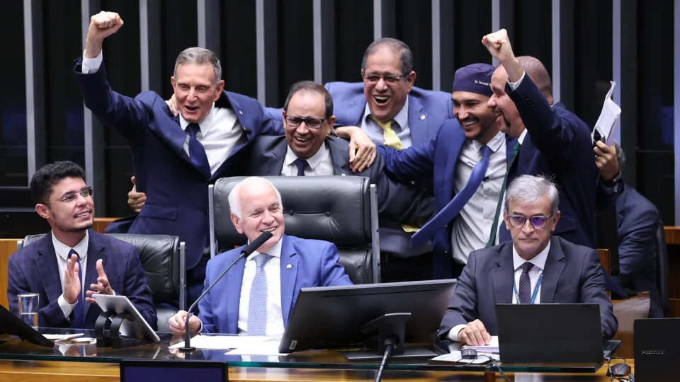 Câmara aprova PEC que amplia isenção de impostos de igrejas