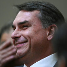 Flávio Bolsonaro comemora decisão dos EUA de classificar PCC e CV como terroristas