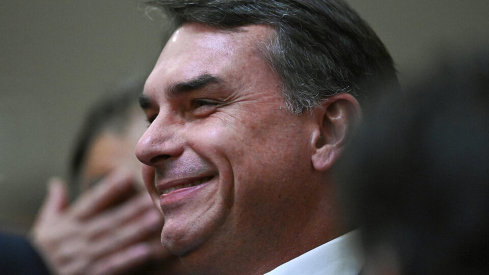 Flávio Bolsonaro comemora decisão dos EUA de classificar PCC e CV como terroristas: “Grande dia”
