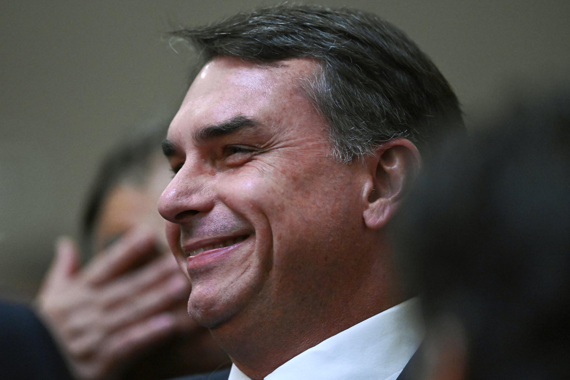 Flávio Bolsonaro se reuniu com Donald Trump dois dias antes do anúncio feito pelo secretário de Estado, Marco Rubio.