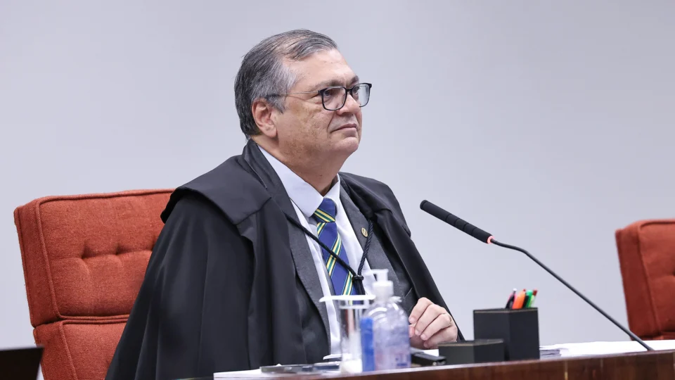 Ministro entendeu que prazo fixado em lei não pode ser flexibilizado. Atual governador interino torna-se único apto.
