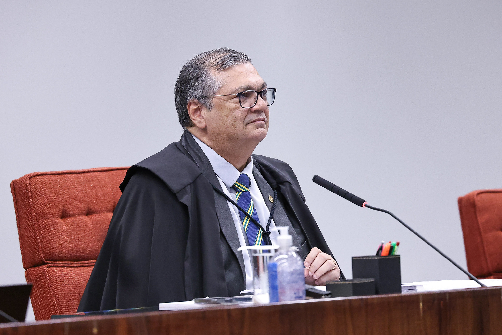 Ministro entendeu que prazo fixado em lei não pode ser flexibilizado. Atual governador interino torna-se único apto.