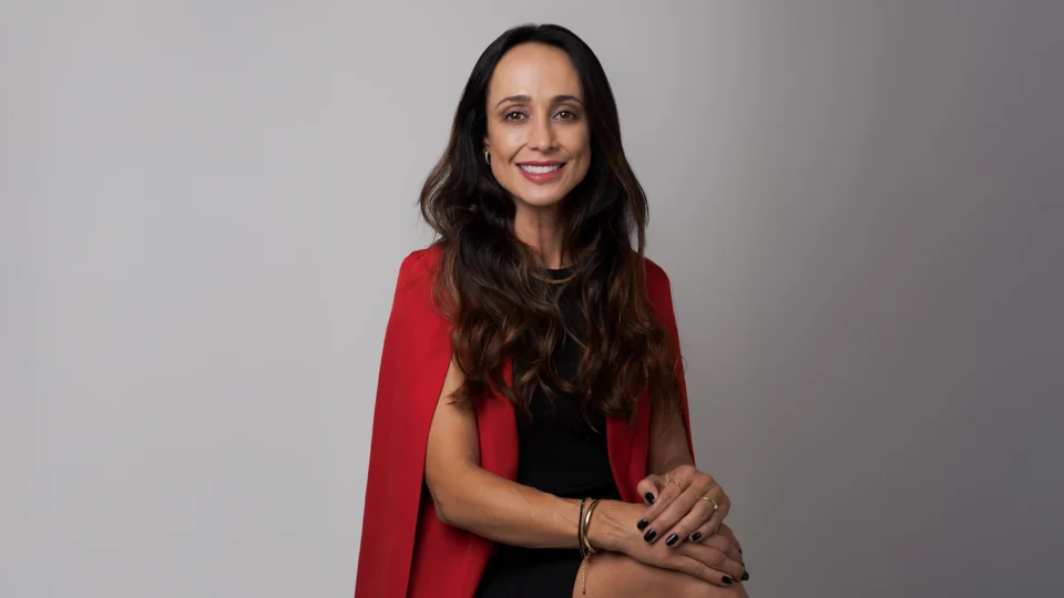 Advogada Débora Nunes Camaroski, do CMBaiak Advogados Associados, alerta sobre os cuidados necessários com crianças em condomínios e a importância da responsabilidade compartilhada entre famílias e gestão condominial. Segurança começa com prevenção, orientação e regras claras.