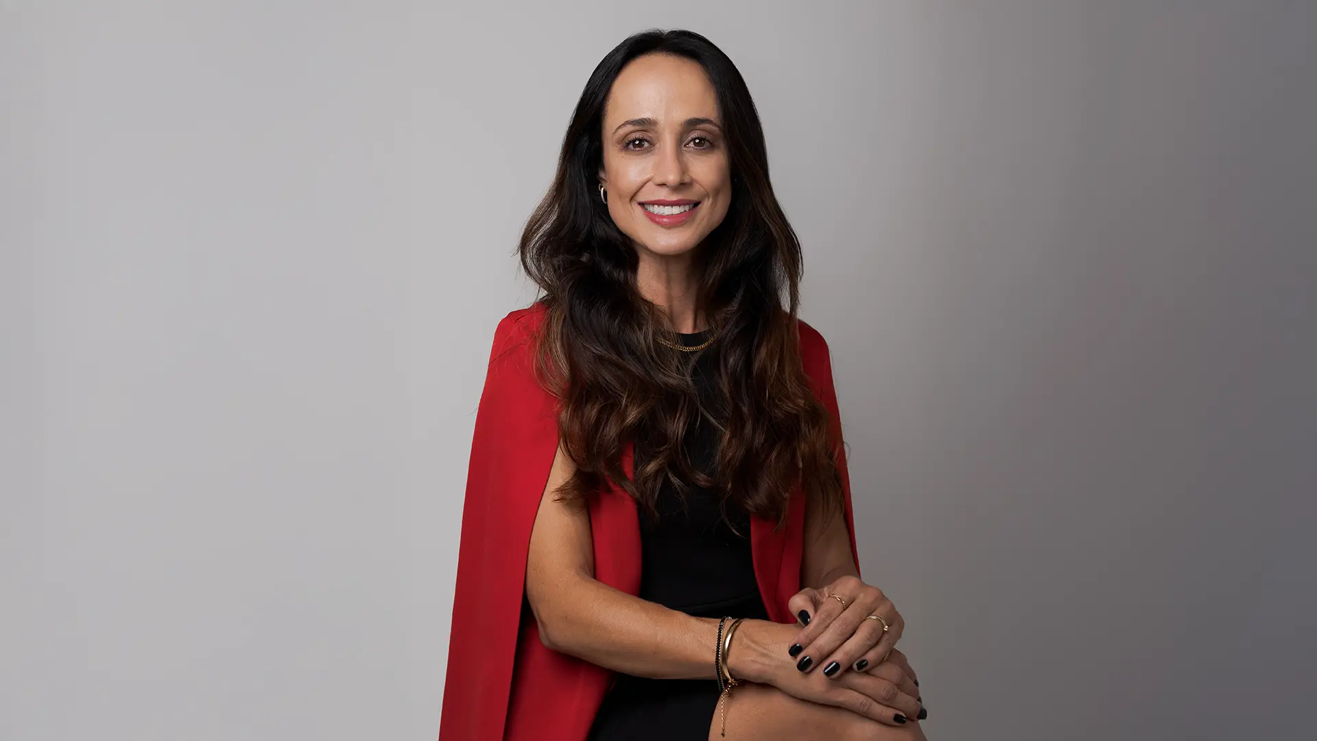Advogada Débora Nunes Camaroski, do CMBaiak Advogados Associados, alerta sobre os cuidados necessários com crianças em condomínios e a importância da responsabilidade compartilhada entre famílias e gestão condominial. Segurança começa com prevenção, orientação e regras claras.
