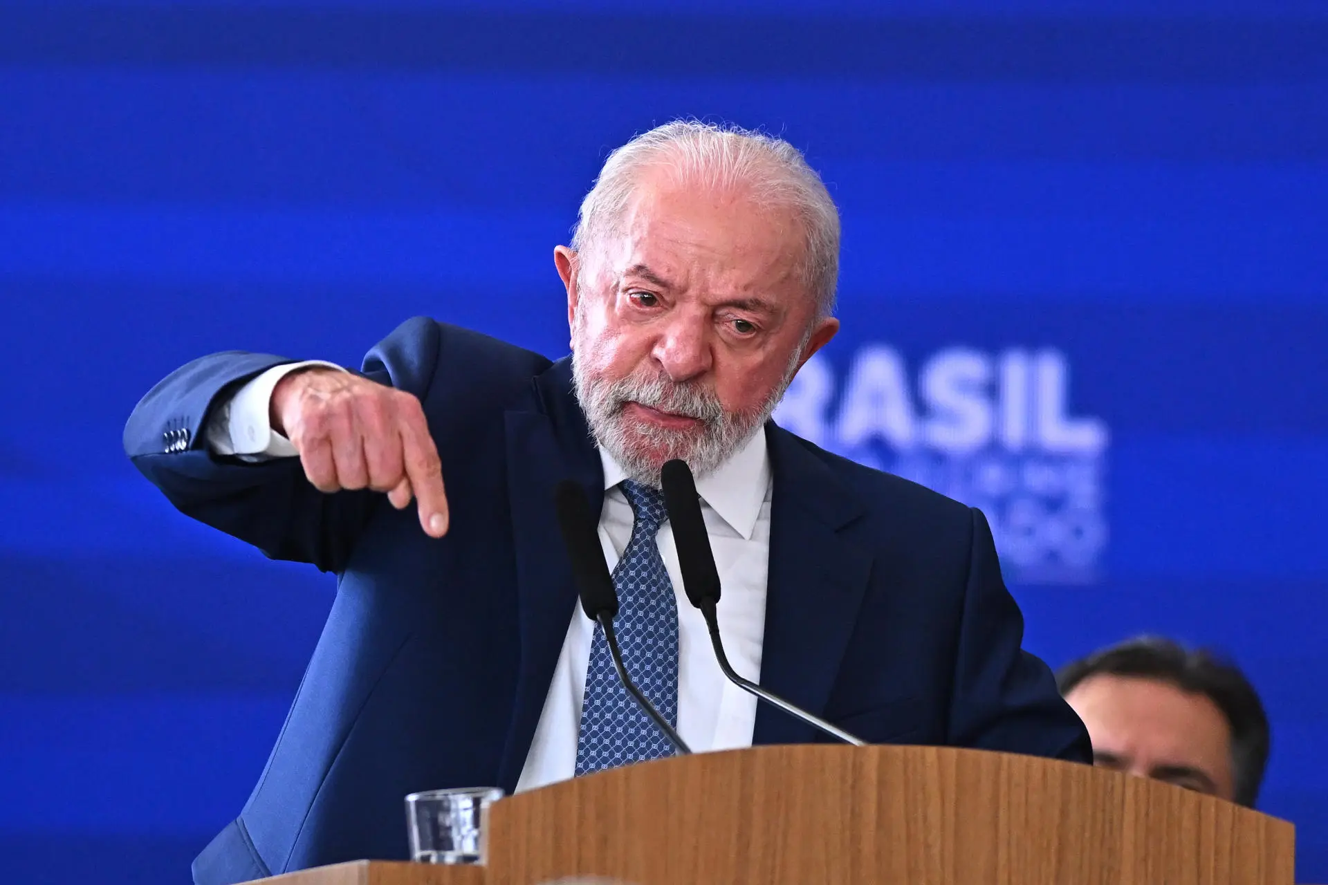 Nota quebra tom institucional ao falar em "falsos patriotas" e citar família Bolsonaro.