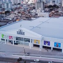 Quem é o empresário que fez fortuna construindo lojas da Havan pelo Brasil A expansão da Havan pelo Brasil passa pelas estruturas produzidas pela empresa catarinense que já participou da construção de mais de 20 lojas da rede.