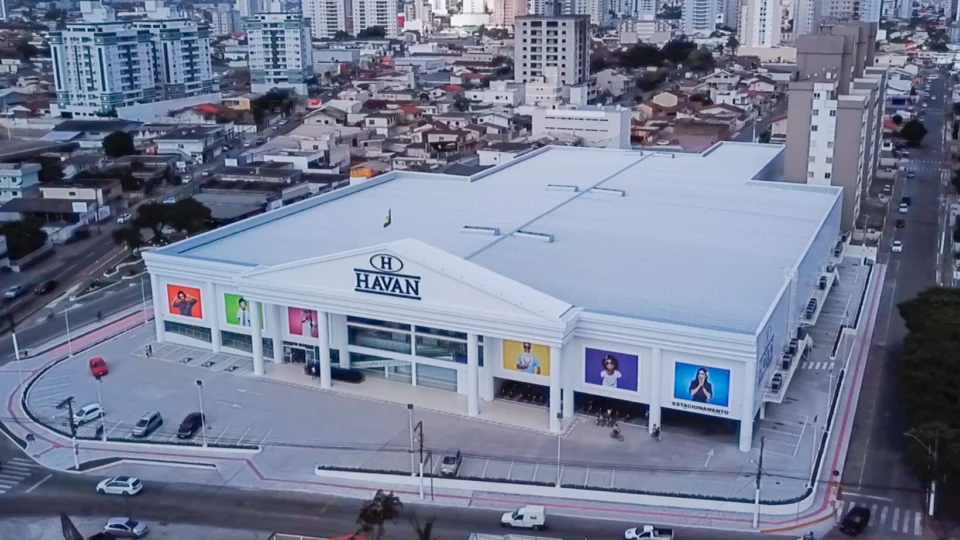 A expansão da Havan pelo Brasil passa pelas estruturas produzidas pela empresa catarinense que já participou da construção de mais de 20 lojas da rede.