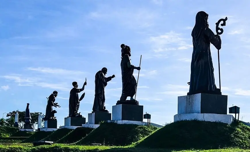 Esculturas de santos posicionadas na rodovia 425, próximo a Presidente Prudente.