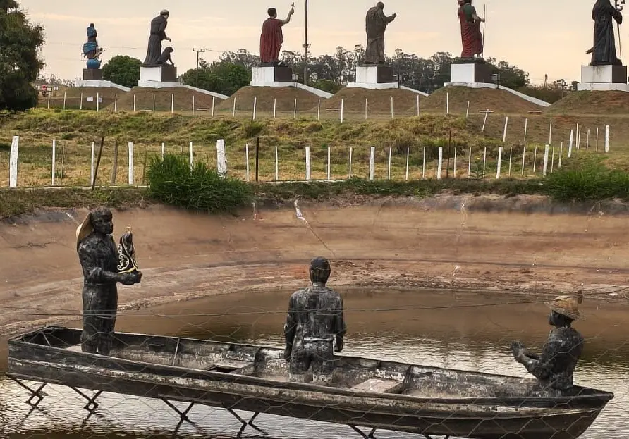 Imagem de pescadores com Nossa Senhora Aparecida.