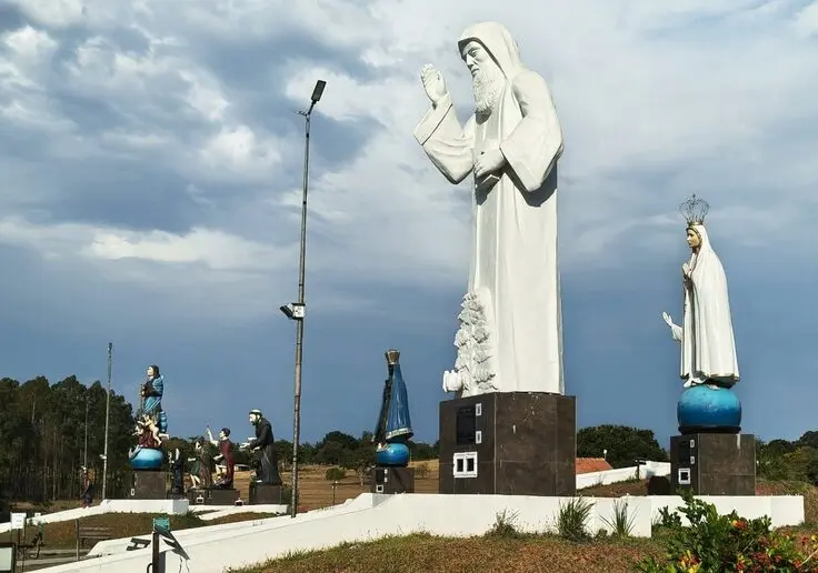 Imagem de São Charbel e Nossa Senhor de Fátima o Caminho dos Devotos.