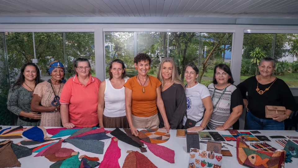 Juntas, as mulheres da Associação Couro de Peixe de Pontal do Paraná atuam para fortalecer, ainda mais, o trabalho com o couro.