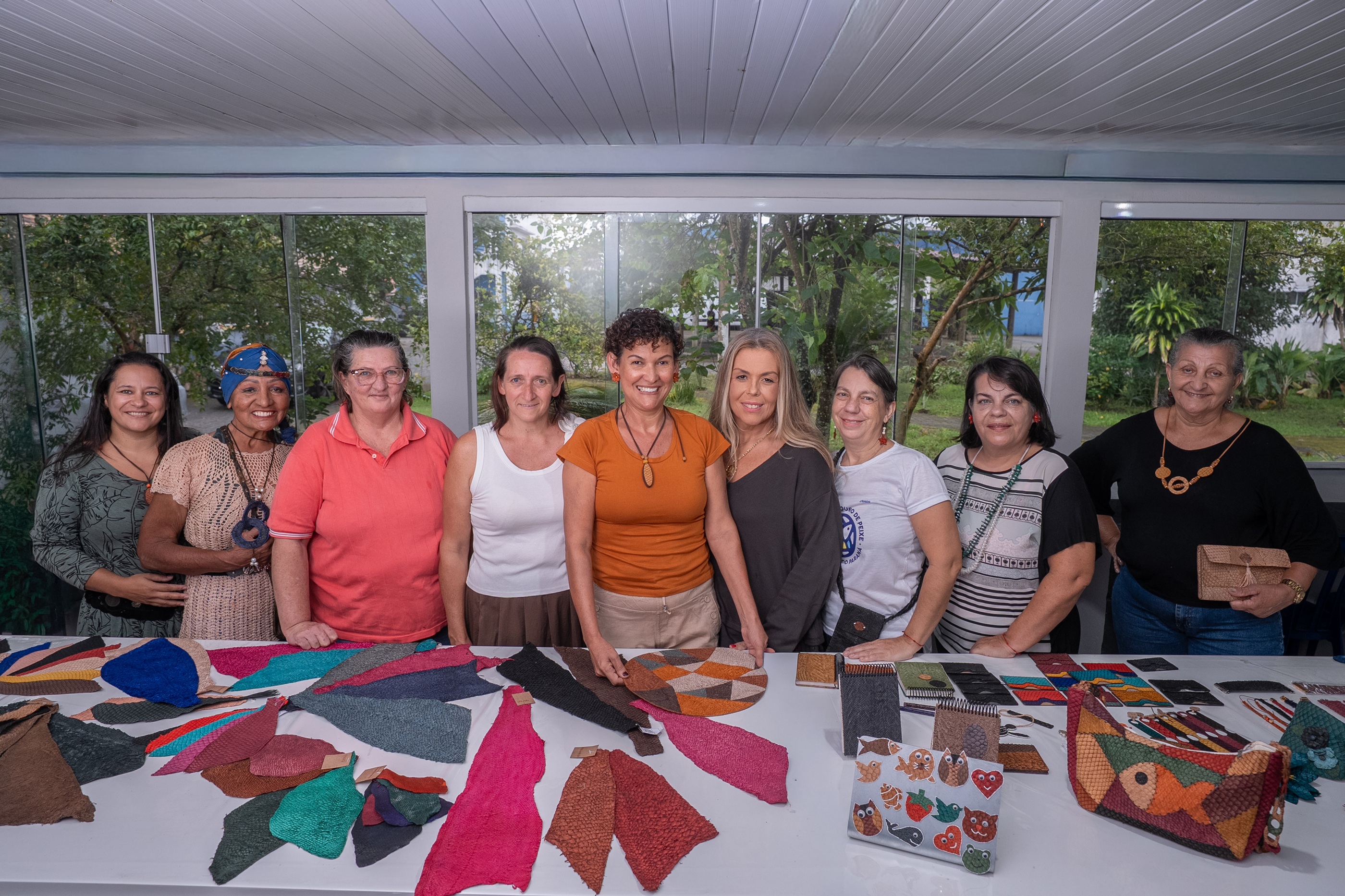 Juntas, as mulheres da Associação Couro de Peixe de Pontal do Paraná atuam para fortalecer, ainda mais, o trabalho com o couro.