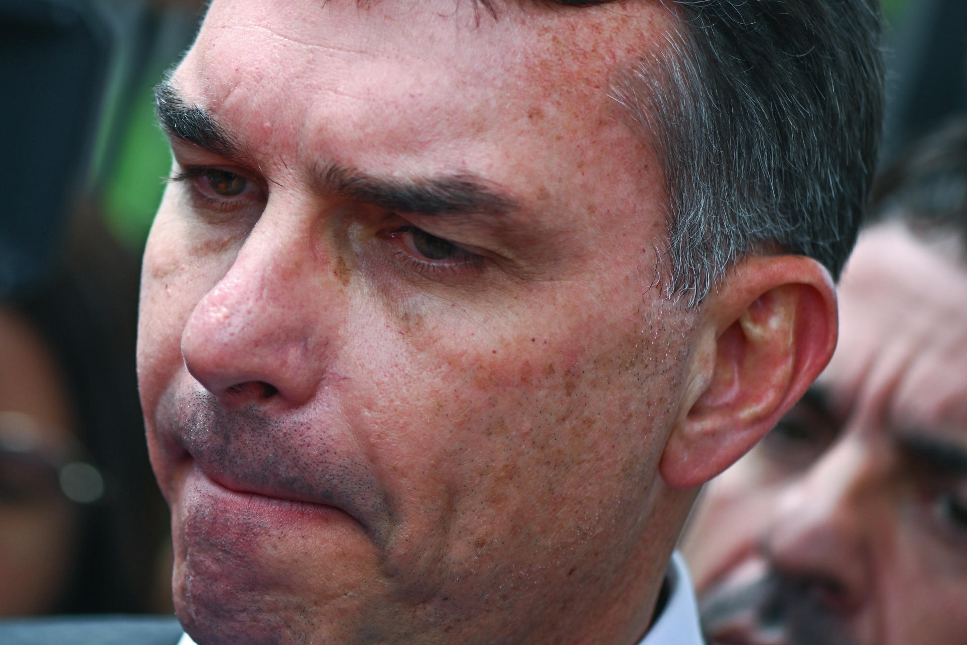 Eventual abertura de investigação contra Flávio Bolsonaro dependerá de análise da PGR e autorização do STF.