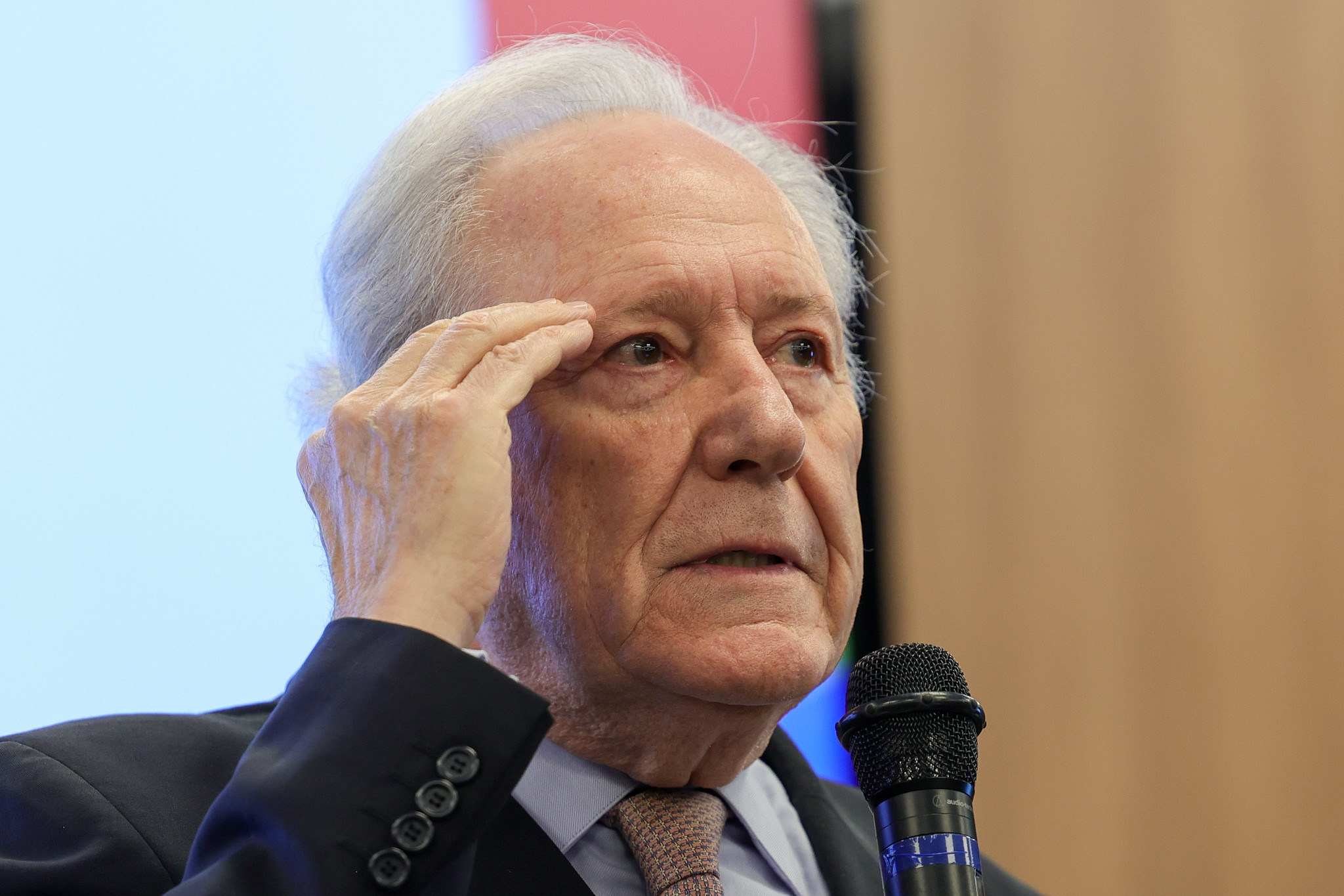 Ex-ministro diz que o país pode enfrentar isolamento internacional após decisão dos EUA; governo teme reflexos sobre o sistema financeiro.