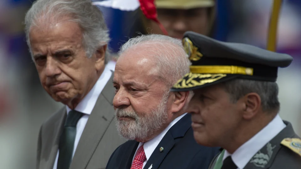 Lula oficializa bloqueio de R$ 23,7 bilhões no Orçamento; Defesa lidera cortes