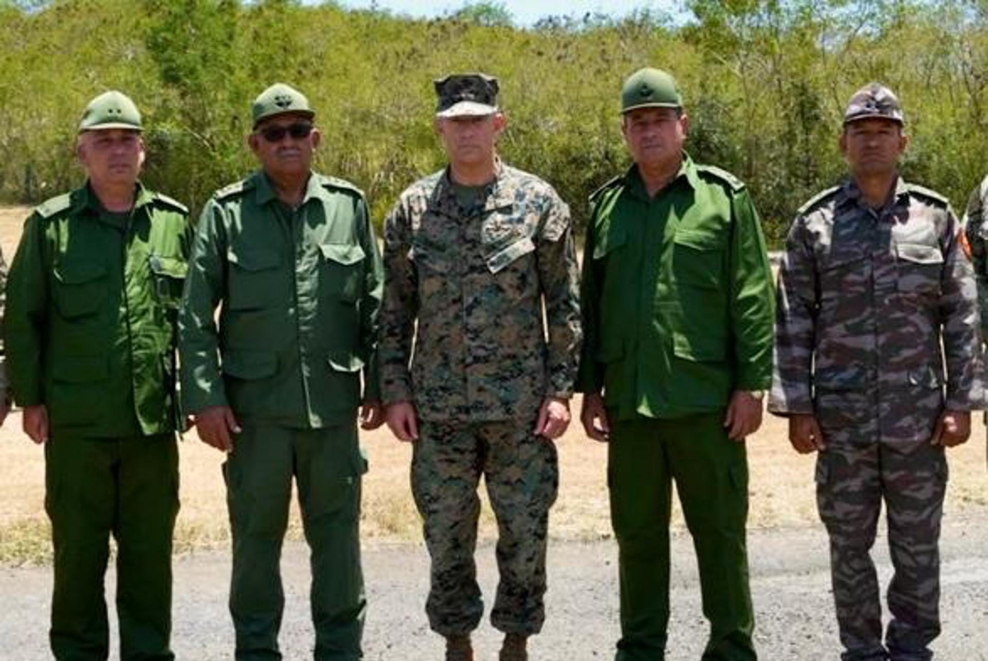 Cover image for Chefes militares de EUA e Cuba se reúnem na base de Guantánamo