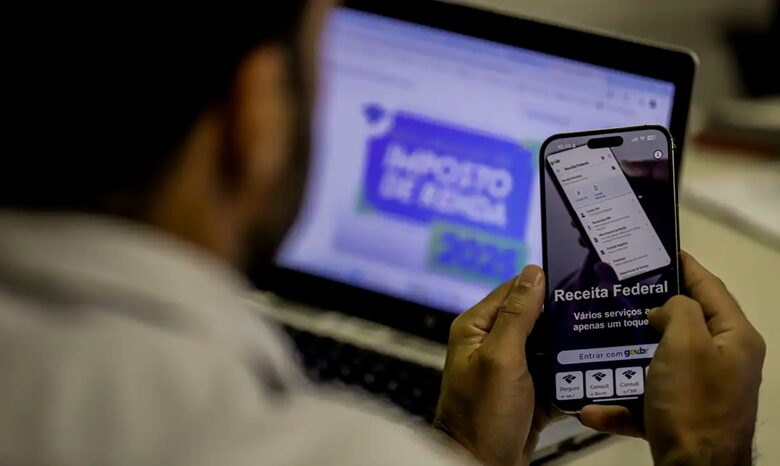 Mais de 44,4 milhões entregam o IR 2026; atraso gera multa e restrições.