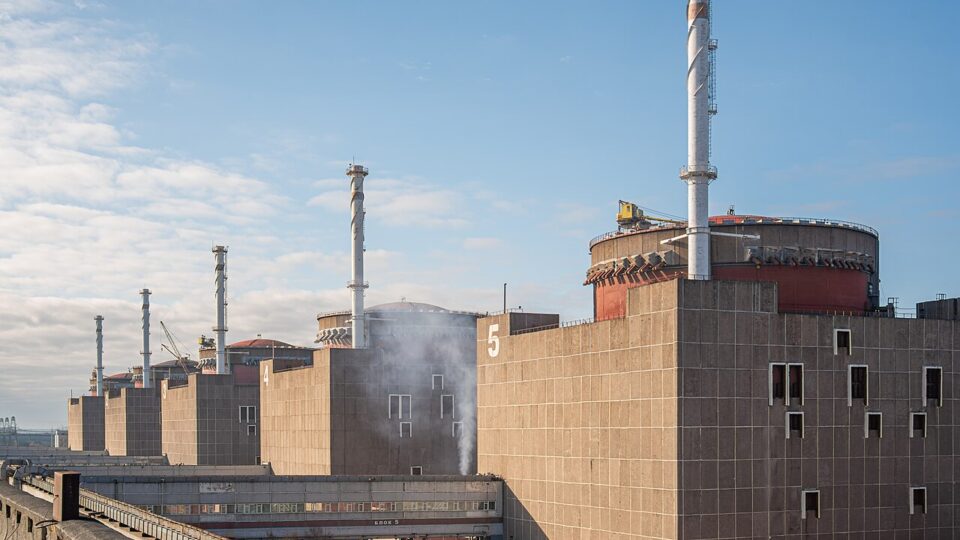 Rússia alega que drone ucraniano atingiu maior usina nuclear da Europa; Kiev nega