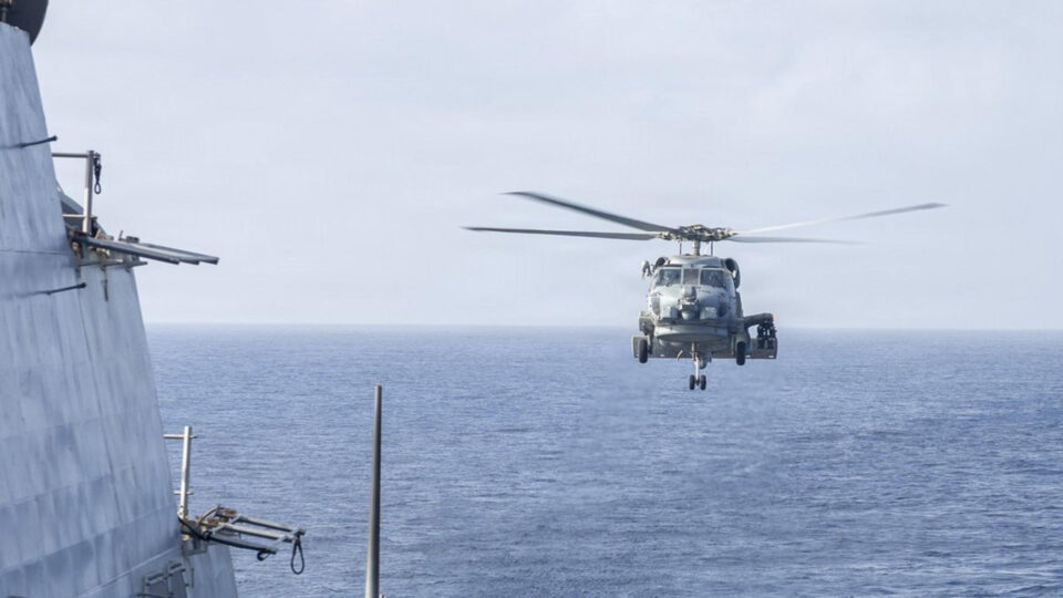 ​EUA atacam navio mercante; Irã reivindica “controle total” do estreito de Ormuz
