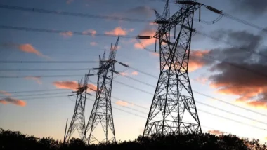 Conta de luz pode subir R$ 985 bilhões até 2050 por medidas do governo Lula, aponta estudo.