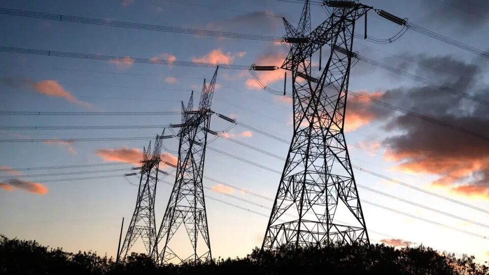 Governo Lula pode deixar herança de R$ 985 bilhões de aumento na conta de luz, aponta estudo