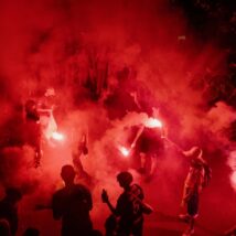 Torcedores do PSG em Paris na noite de sábado (30) Imagem referente a matéria