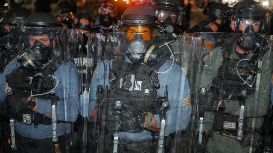 Cidade dos EUA impõe toque de recolher após protestos em frente a centro de detenção de estrangeiros