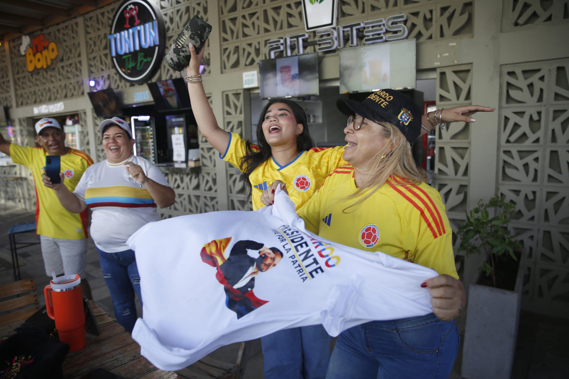 Eleições na Colômbia: “Milei colombiano” avança para o segundo turno na liderança