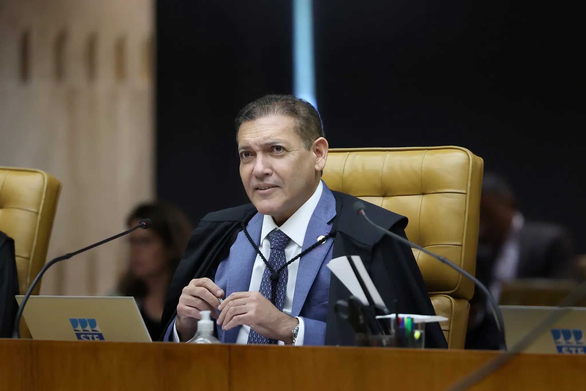 Nunes Marques considera exigência de atestados diferente da discriminação por população, esta última considerada genérica e sem sentido pelo Supremo. 