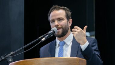 Dario Durigan se reunirá com autoridades dos EUA para discutir classificação do CV e PCC como organizações terroristas. Imagem referente a matéria