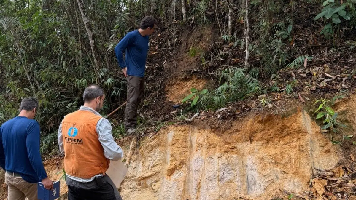 Granitos e formações alcalinas concentram a atenção dos geólogos na busca por minerais estratégicos.