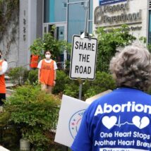 Manifestante contra o aborto protesta em frente a uma clínica da Planned Parenthood em Washington (DC), em 15 de maio de 2022. Imagem referente a matéria